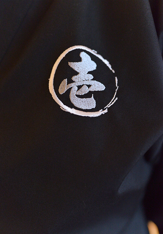 胸元にロゴ刺繍