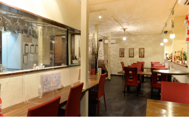 ドアを開けるとバーカウンター、奥には落ち着けるテーブル席、半個室もあり