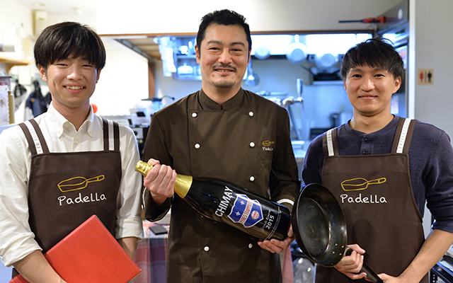 店名の白色をエプロン肩紐や、コックコートのボタンや両腕の袖口に入れています。