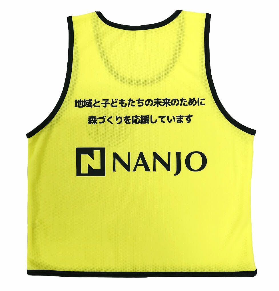 広島市内で活動されている『ひろしま人と樹の会』様のオリジナルメッシュビブスを製作させていただきました。<br>背中の大きく名入れしたネームとメッセージが素敵！