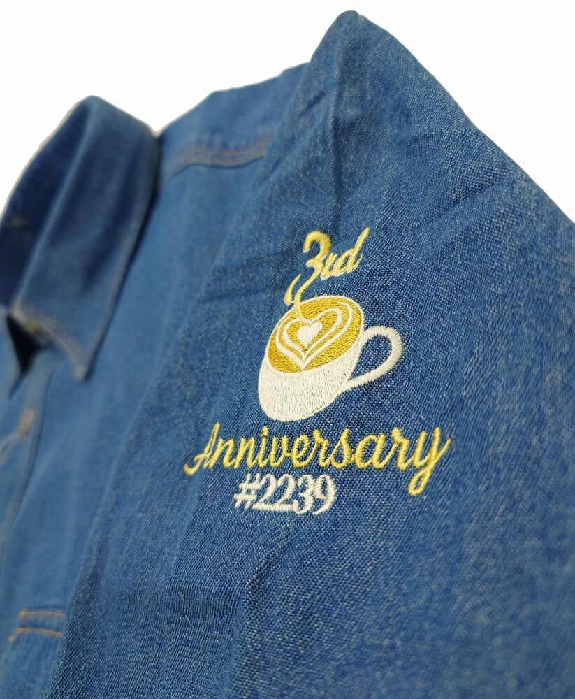 さらにスターバックスanniversaryアニバーサリーの英字刺繍とロゴ部分のアップ写真
