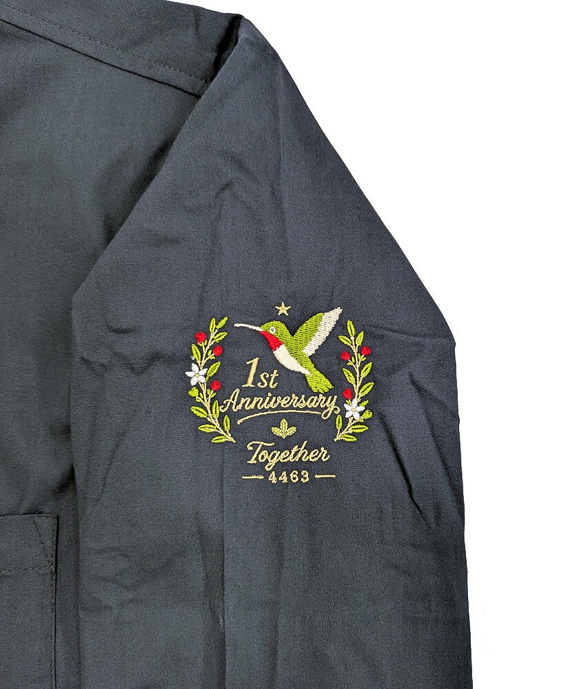 スターバックス周年オリジナルシャツに名入れした高級感あるロゴ刺繍部分をご覧ください。