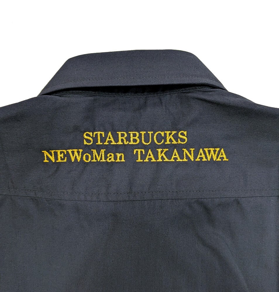こちらのスターバックスと店舗名のネーム刺繍は通常の文字よりやや大き目で入れております。