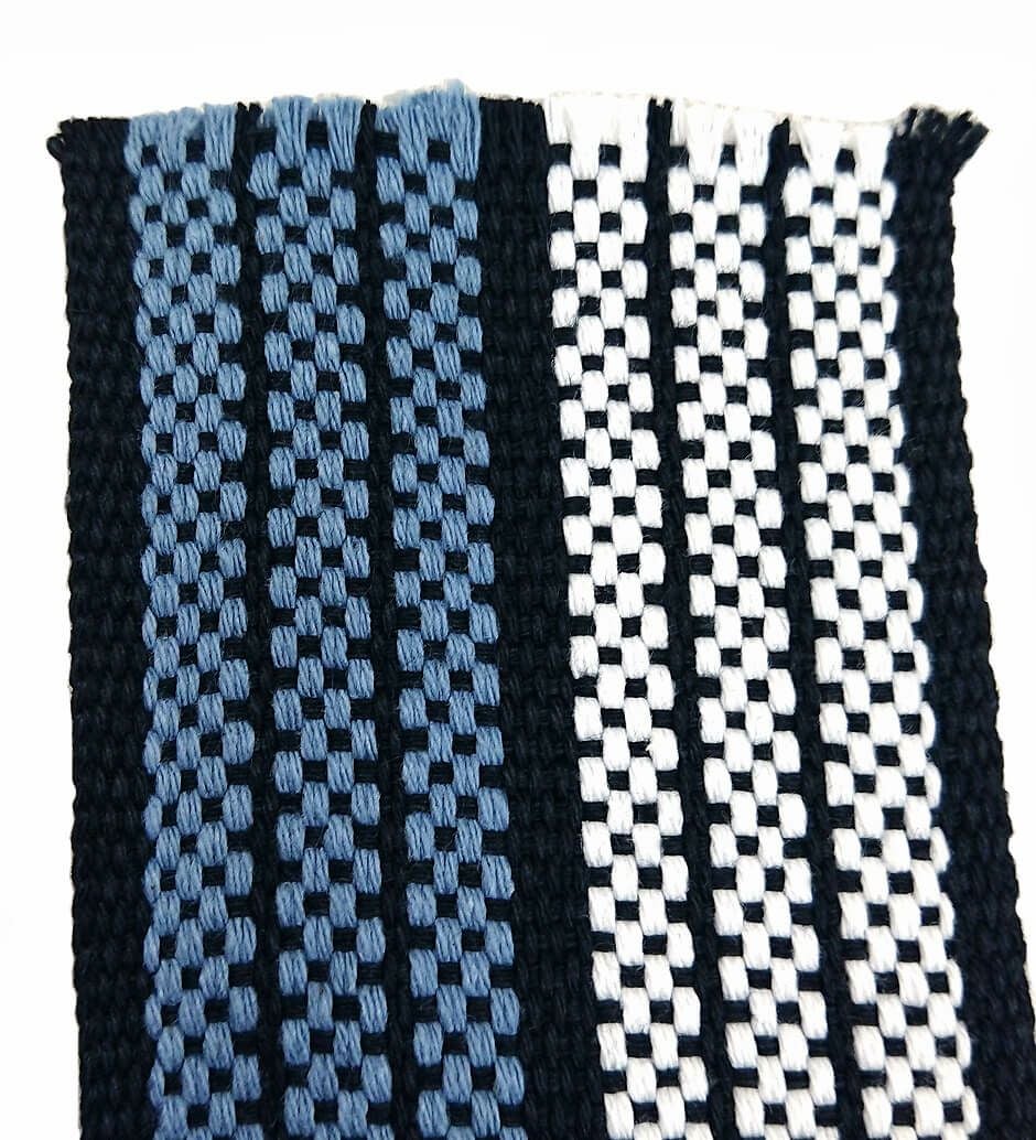 水色の紐のアップ写真です。