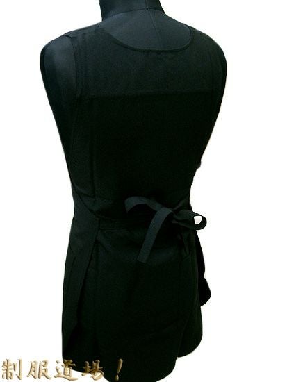 【４】お次に前のひもを後ろに持ってきて結ぶと／↑背中は完全に隠れます。