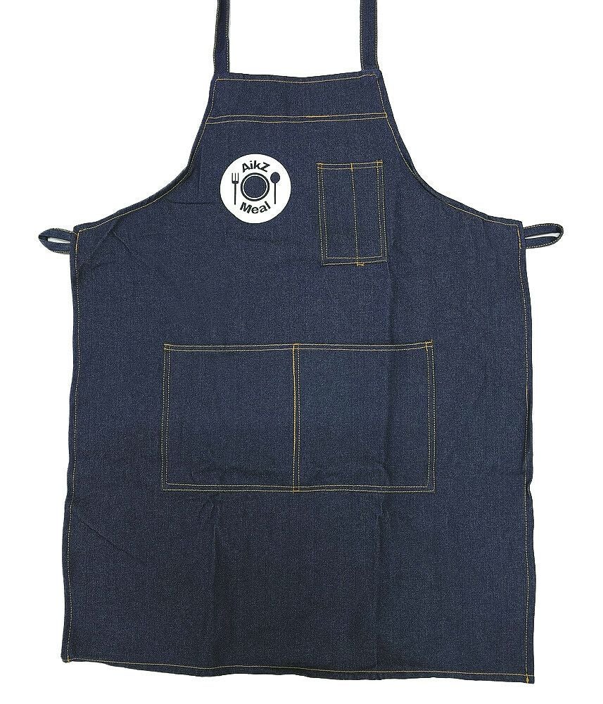 東京都新宿区で営業されているアジアン料理店・Aikz Meal様のロゴマーク入りオリジナルデニムエプロンの完成写真をご覧くださいませ。右胸のロゴマークがかっこいい！