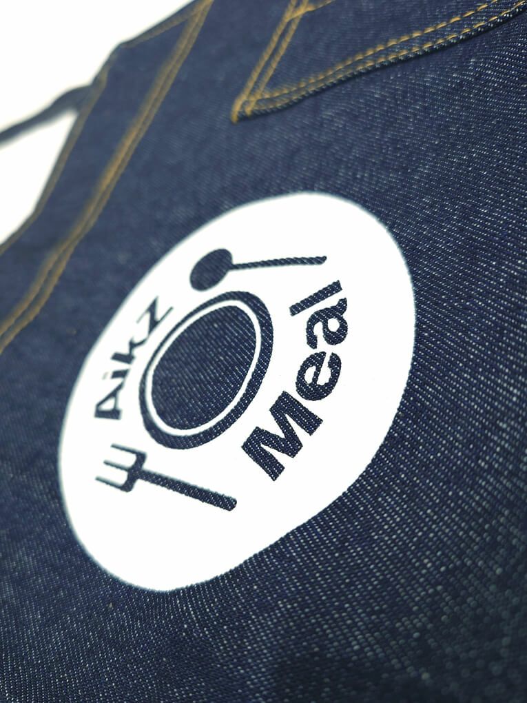 デニムエプロンへのプリント部分のアップ写真も撮影いたしました。