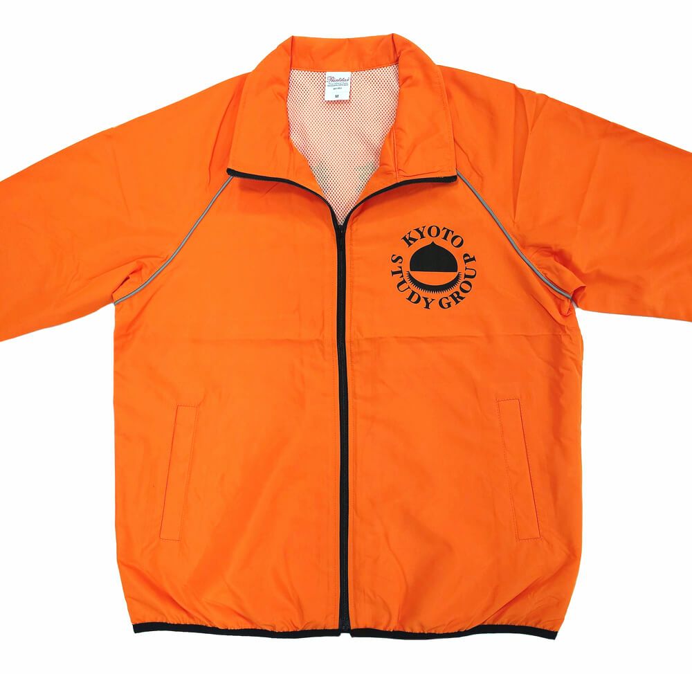 丹波くり研究会様のオリジナルジャンパーの前面左胸にもロゴ入れ加工させていただきました。<br>前後にネームを入れるとオリジナル感満点！