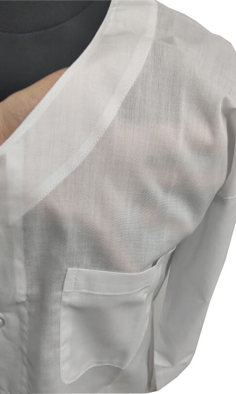 生地は薄手のため透け感あり