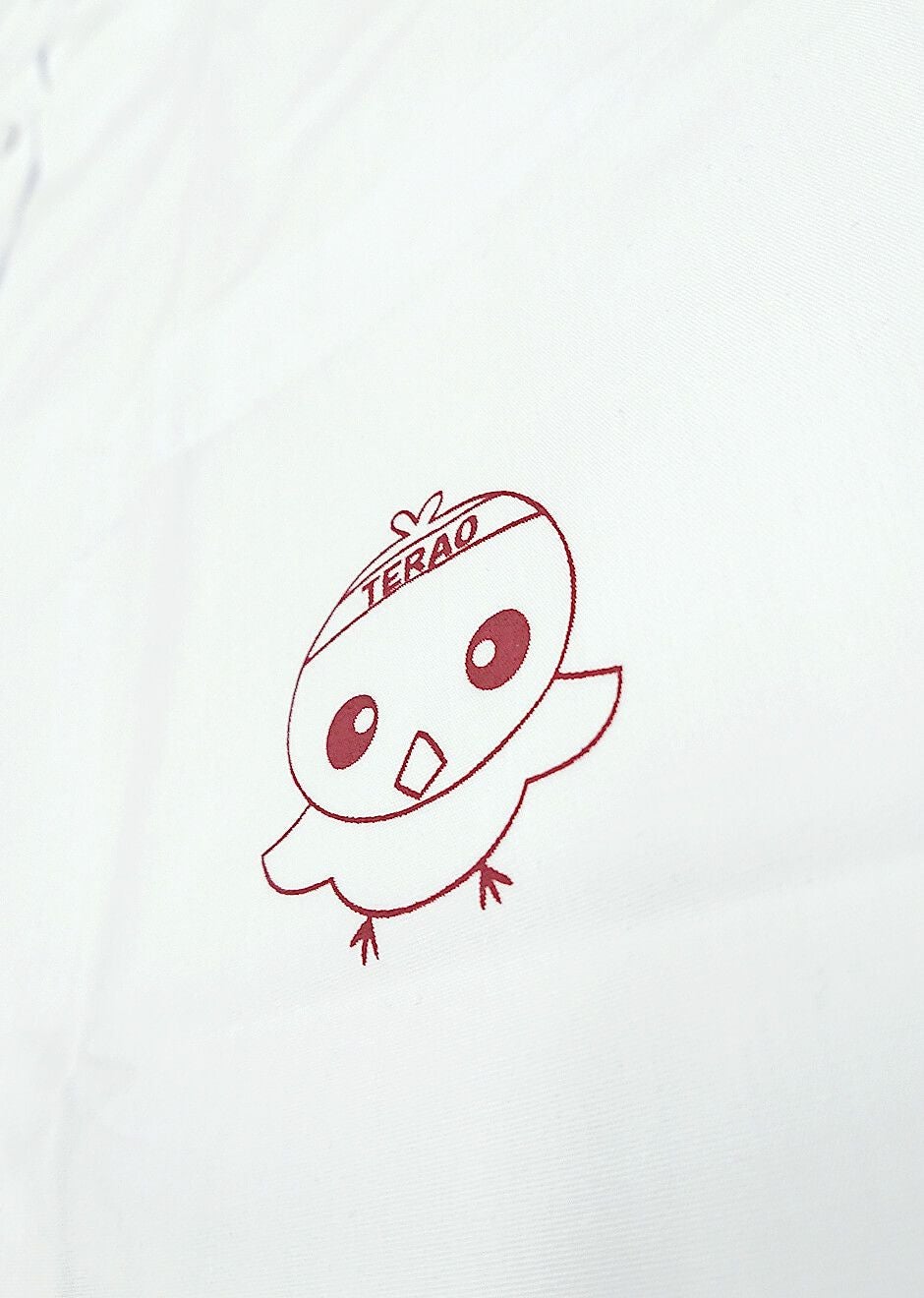 ロゴプリント部分の超拡大アップ写真も撮影いたしました。<br>シルクプリントというインクでプリントする方法で名入れしているので、小さいロゴマークでもこんなにキレイな仕上がり具合です。