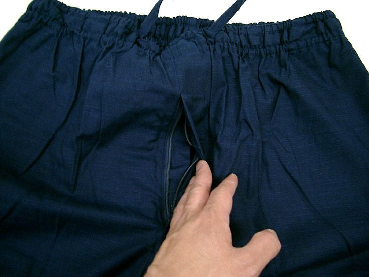 フロントはチャック付き