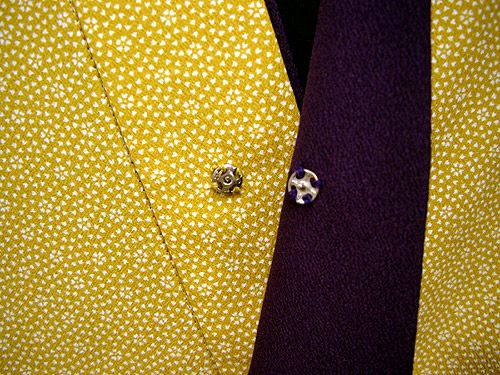 はだけ防止ボタン付き