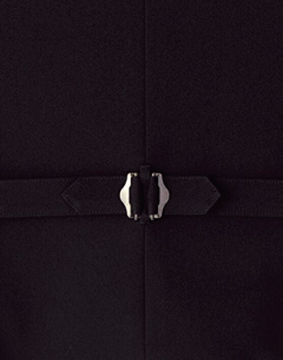 背ベルトでサイズやシルエットの調整が可能