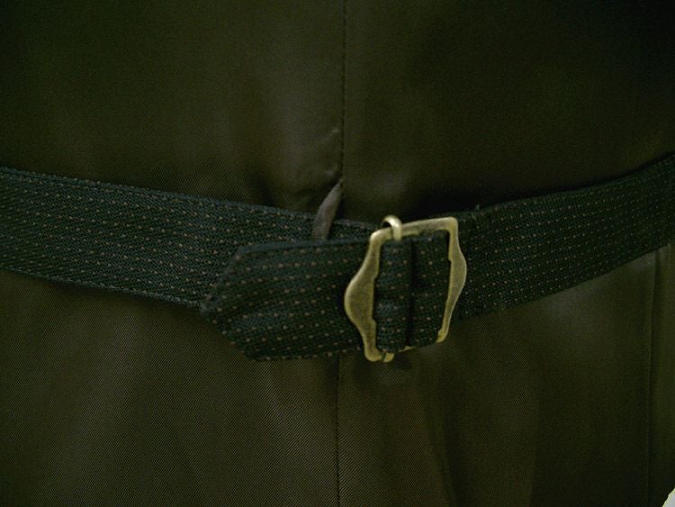 腰の後ろの調節バックル