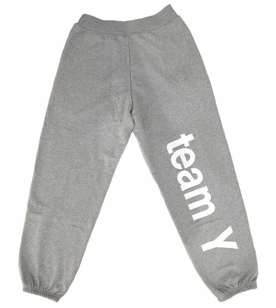 大阪市内で活動されているチームY様のオリジナルスウェットパンツ完成写真をご紹介です。<br>これぐらい大きくネーム入りだとかなりの目立ち度数！