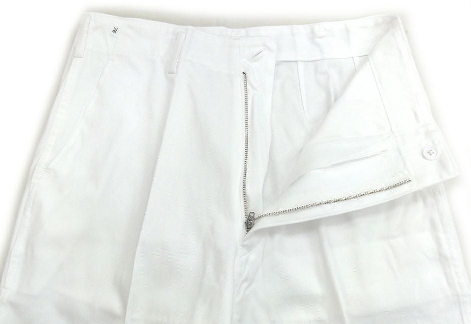 腰部ファスナーを開閉した状態。