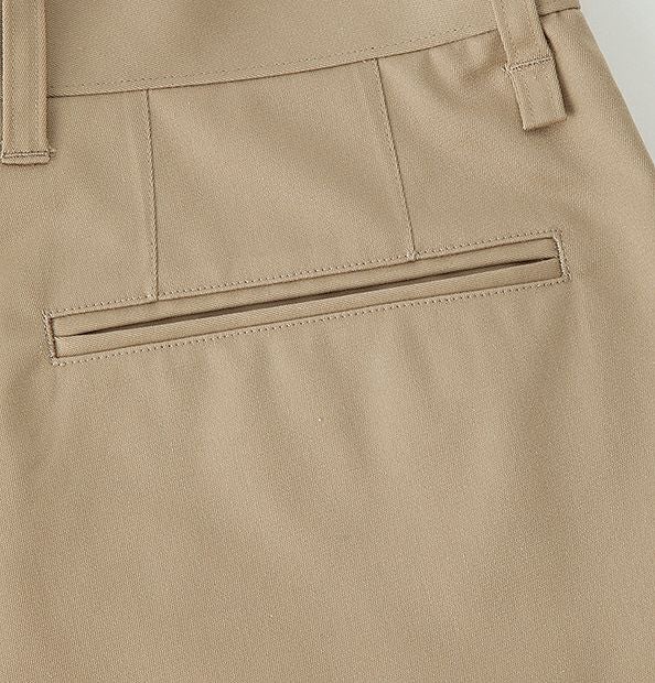 後ろ両側には耐久性に優れた玉縁ポケットを採用しましたので、丈夫でハンカチもすっぽり入ります。