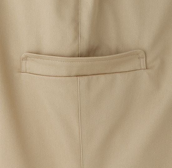 両サイドにはペンやメモ帳を収納できる便利なサイドポケット付き。ボールペン1本がまるまる入る深さのポケットです。