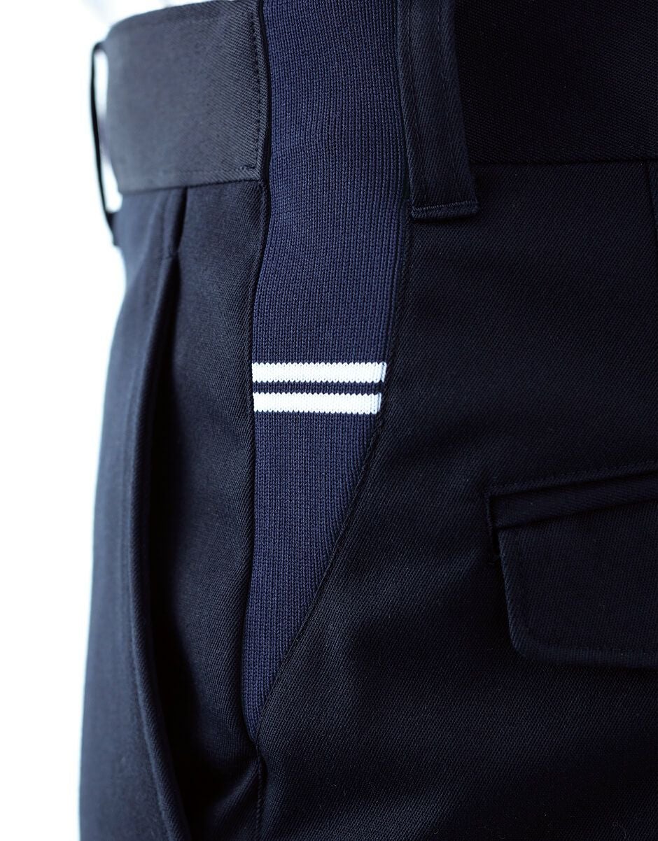 ネイビーのウエストサイドには白いラインがおしゃれでワンポイントとなる映える同色のリブ仕様。