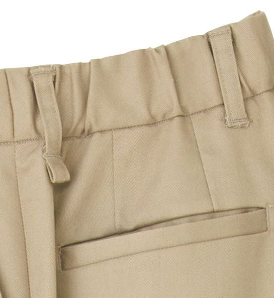 後ろウエストは総ゴム仕様。ベルトの締めつけ感がなく、ストレスフリーなはき心地を実現。