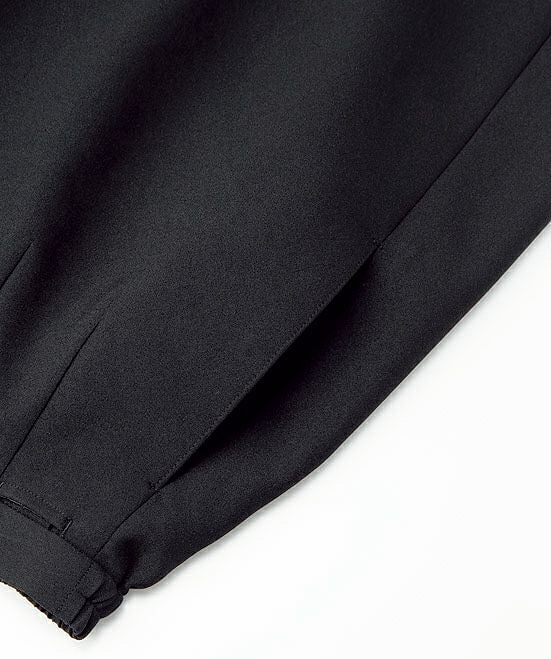 サイドには小物を収納できるポケット付きなので、ハンカチなど入れるのには助かりますね。