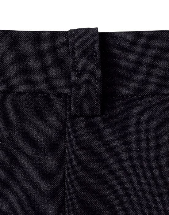 長時間動くとベルトがずれたりしないよう、ウエスト部分に共地のベルトループが付いています。