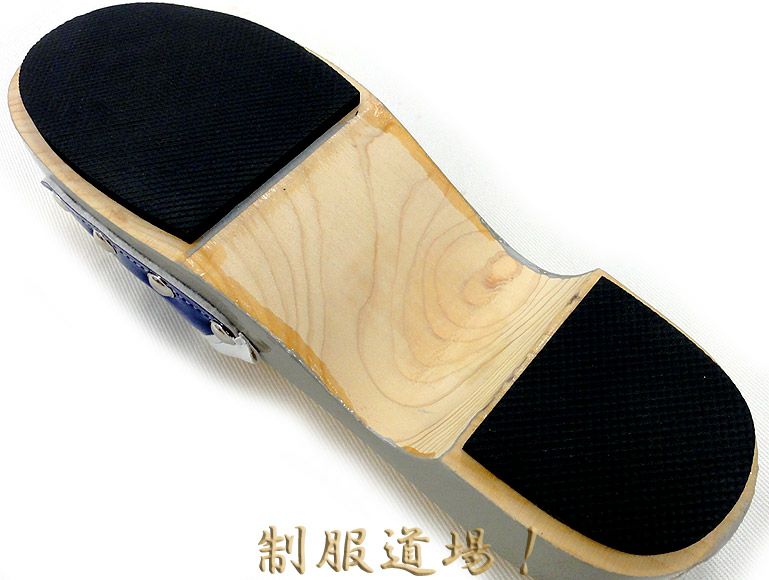 こちらの黒色のソールに変更いたしました。