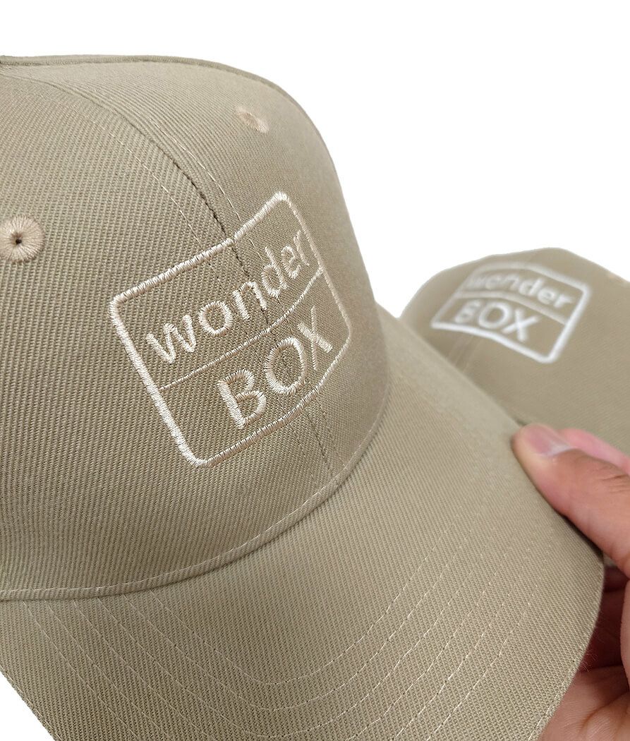 刺繍入りキャップはベージュと白色の糸の2通りを製作させていただきました。