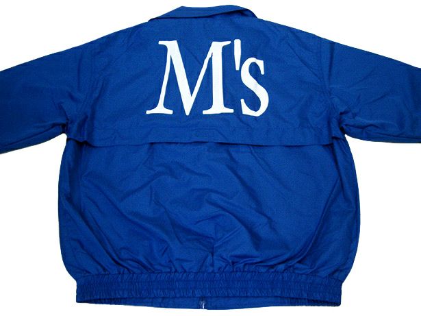 こんな感じでウィンドブレーカーの背中に大きくオリジナルプリント