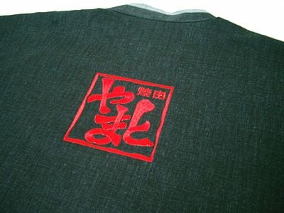 背中にロゴマークを刺繍しました！