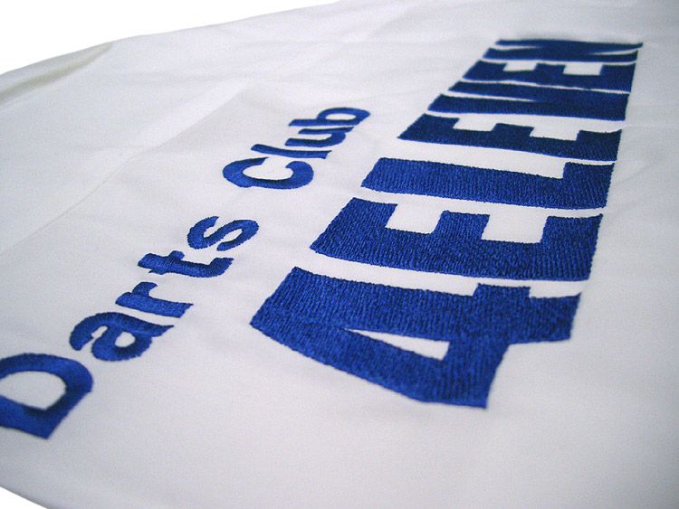 『Darts　Club』　『411』　の刺繍のアップ♪