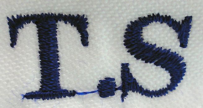 お客様の頭文字をゴシック体で刺繍しました。