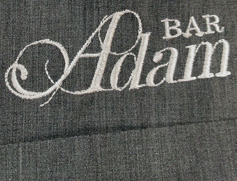 左胸ポケット部分には店名Adamを刺繍しました。