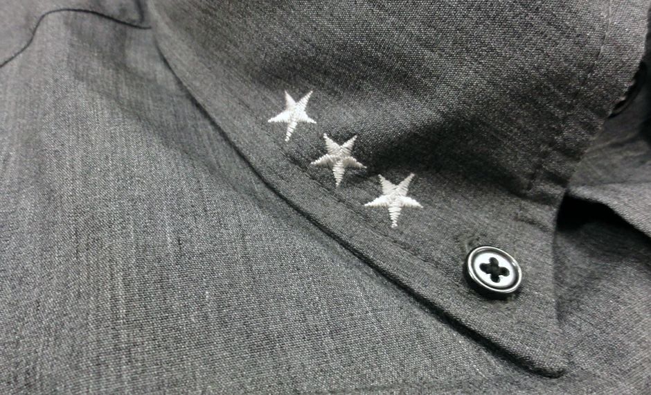 右エリ部分には星マーク3つを刺繍しました。