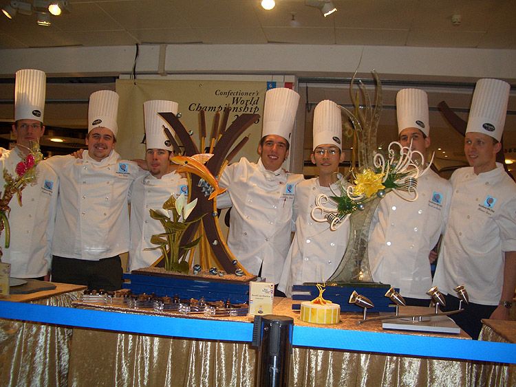 これがパティシエのドイツ大会での写真やで～/さすがに世界大会だけあって水野くん以外は外人さんだらけやなぁ