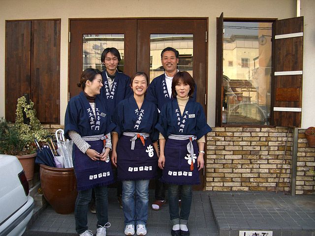 はい！お店の前での集合写真じゃぞーい！