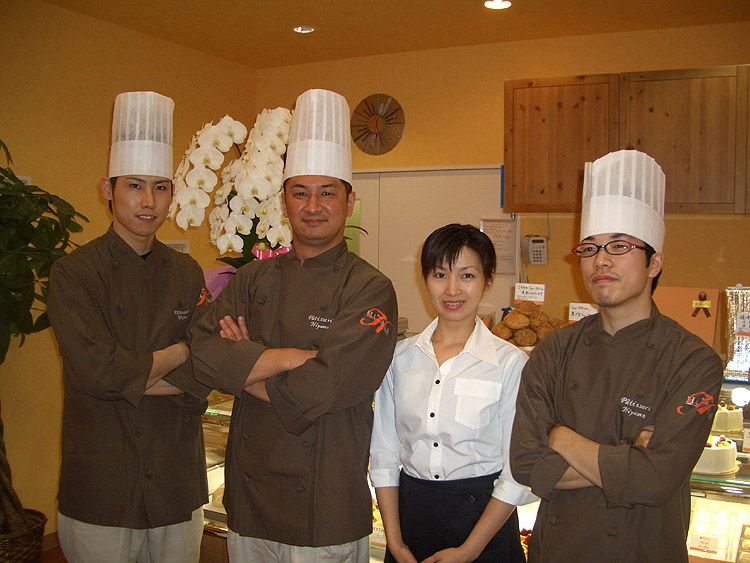 コックコートがケーキ屋さんにバッチリ似合っています！