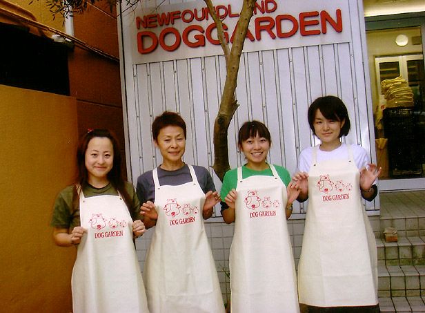 ドッグガーデン様のトリミングエプロン着用写真