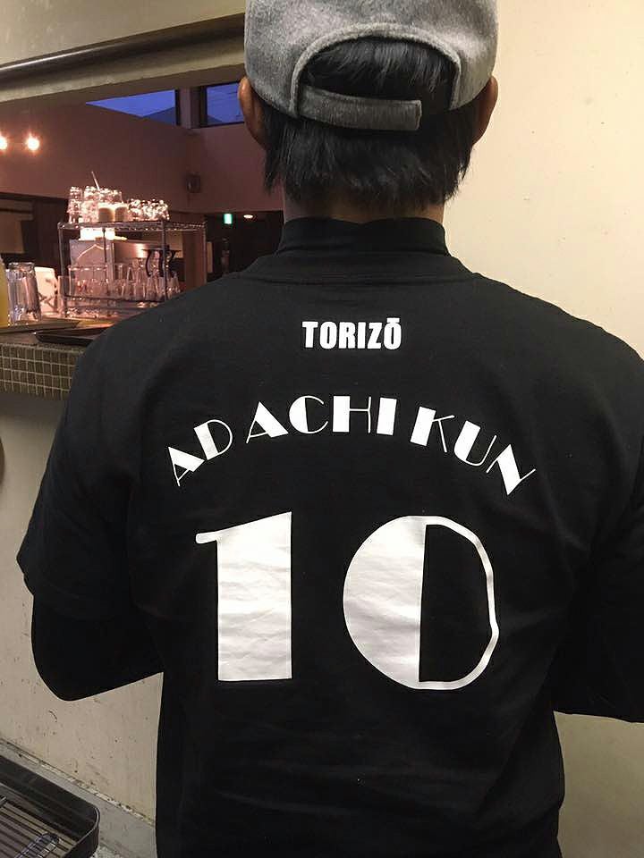 ADACHIKUNさんTシャツ着用写真
