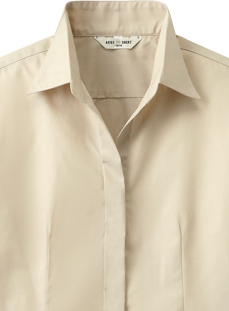 ボタンは比翼仕立てで見えなくしすっきりとした印象（※このカラーは完売致しました）