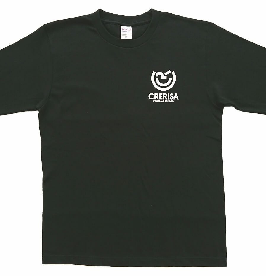 福知山市でサッカー教室を運営されているクレリッサ様のロゴマーク入りのオリジナルTシャツを製作させていただきました。かっこいいサッカー指導者ユニフォームの出来上がりです！