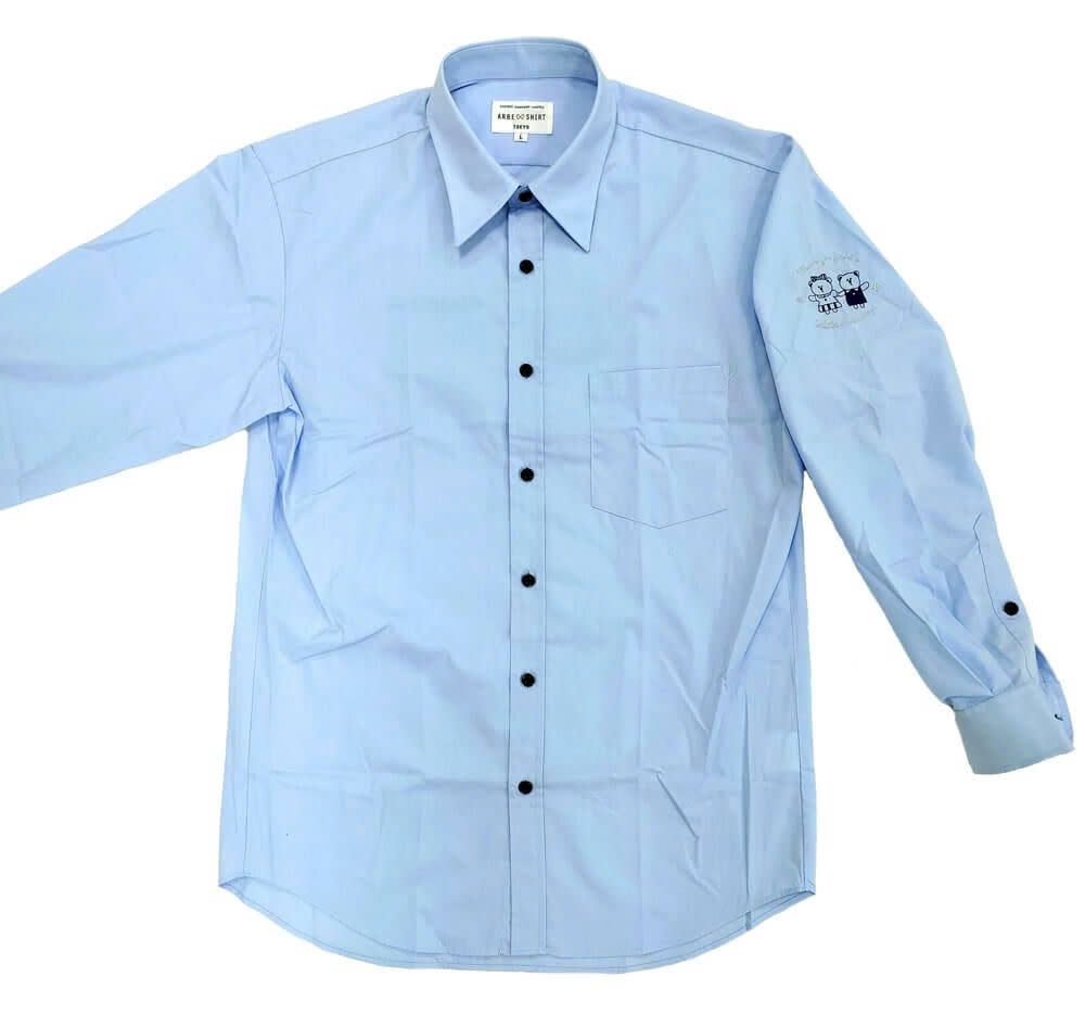 東京都台東区にあるスターバックス浅草雷門通り店様のロゴ入り周年記念シャツの完成写真をご覧ください。<br>左袖にロゴ刺繍加工させていただいております。