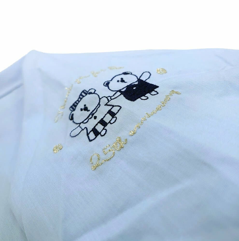 スタバのロゴ・ベアリスタの下に25周年記念の刺繍文字入りでございます