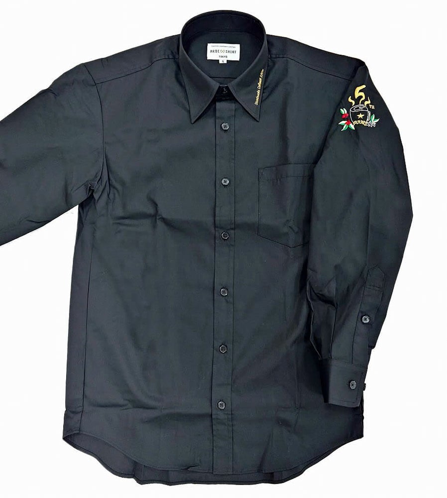 東京都台東区にあるスターバックス浅草雷門通り店様のロゴ入り周年記念シャツの完成写真をご覧ください。<br>左袖にロゴ刺繍加工させていただいております。