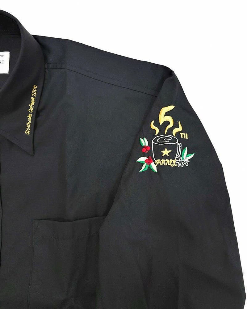 スターバックス浅草雷門通り店様のオリジナル周年記念シャツの左袖にはこんな感じでバランス良く袖の中央に名入れいたしました