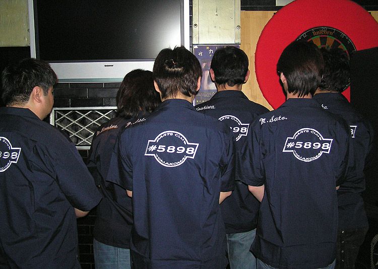 琥珀屋様のダーツシャツを着た集合写真