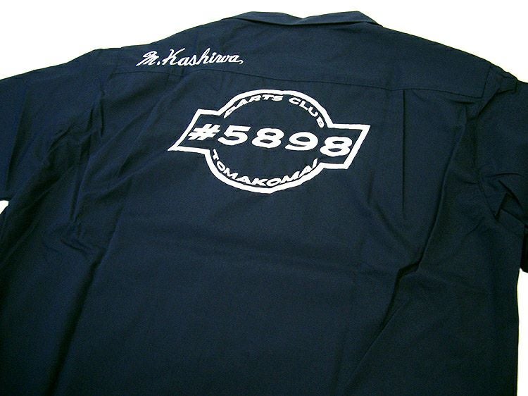 背中のロゴ刺繍のアップ写真