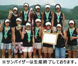 奄美大島舟漕ぎ大会の優勝メンバーの皆さまが名入れサンバイザーをかぶっての集合写真です！