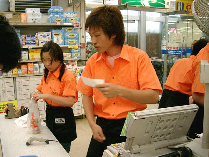 黒いショート丈のエプロンとワイシャツを購入いただきました。