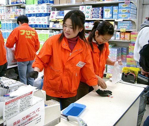 レジの方も共通のジャンパーです。